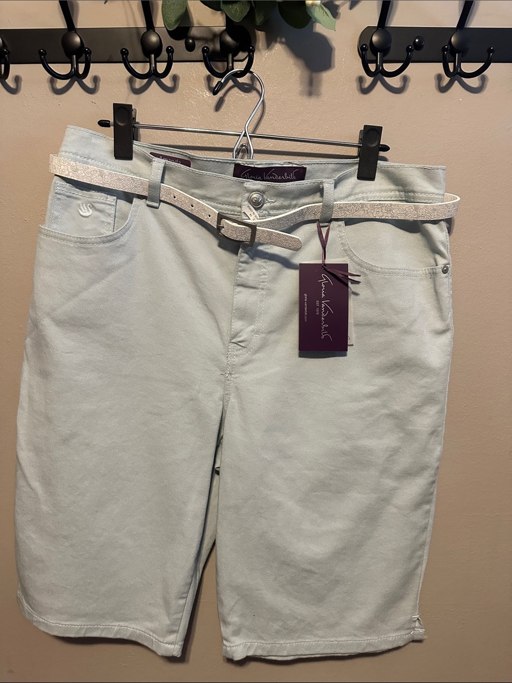 Gloria Vanderbilt Amanda Pale Mint Flat Front Shorts with White Belt
